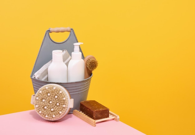 Produtos de higiene pessoal e diferentes garrafas de cosméticos Copiar espaço para texto Sabão natural e escova de massagem redonda