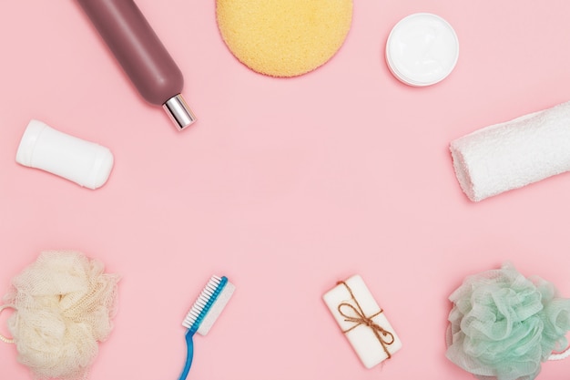 Produtos de higiene pessoal para o corpo e a pele, com produtos de higiene rosa. Postura plana. Copie o espaço