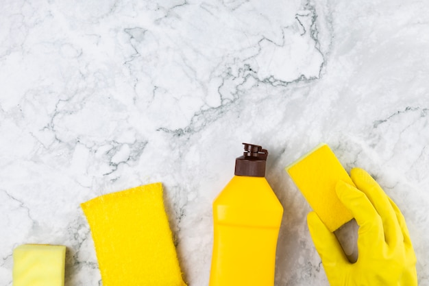 Produtos de limpeza amarelos lisos com luva