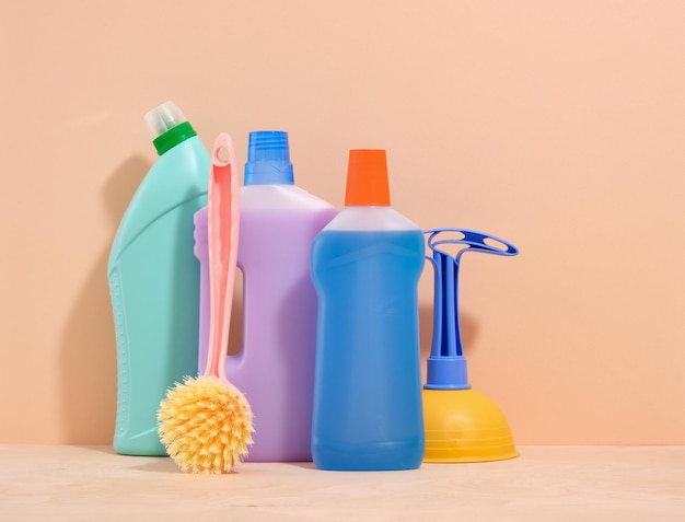 Produtos de limpeza de diferentes formas e cores Pulsão para obstruir e limpar escova