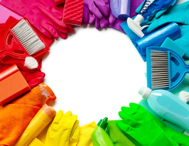 Foto produtos de limpeza e cores diferentes das ferramentas no fundo branco. vista do topo. círculo copyspace no meio.