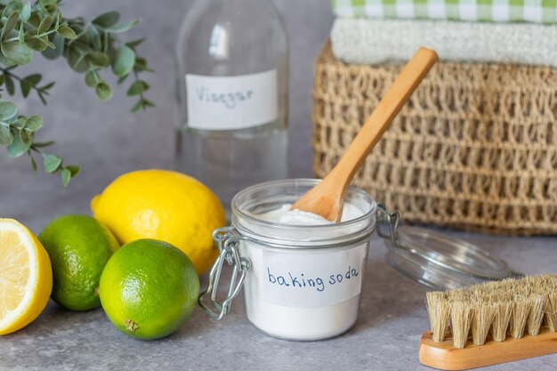 Foto produtos de limpeza ecológicos vinagre branco bicarbonato de sódio escova de limão