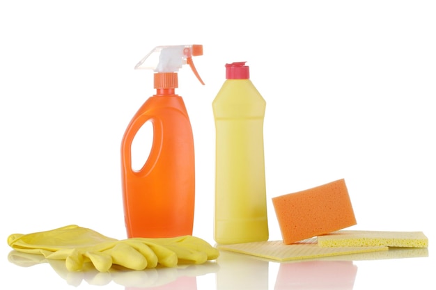 produtos de limpeza isolados em branco