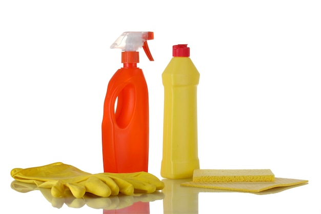 Produtos de limpeza isolados no branco