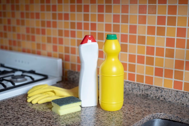 produtos de limpeza na cozinha