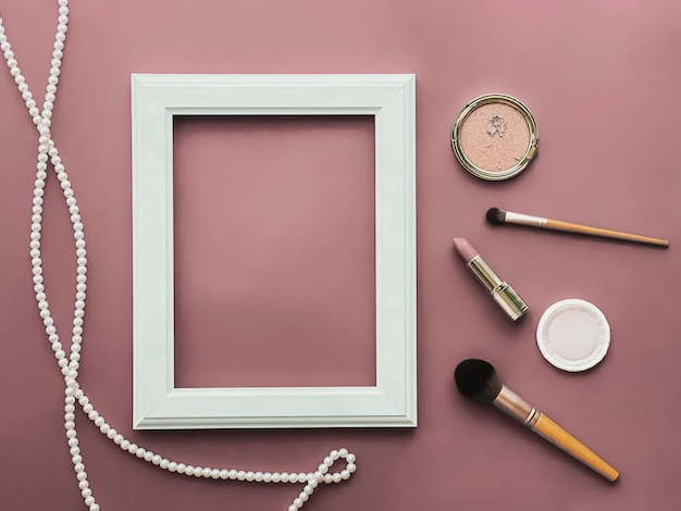 Produtos de maquiagem de moldura vertical e joias de pérola em fundo rosa blush como impressão de arte de design flatlay ou álbum de fotos