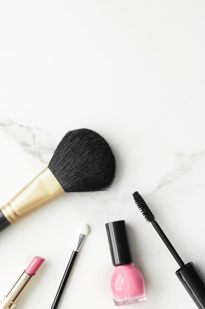 Produtos de maquiagem e cosméticos em fundo plano de mármore moderno estilo de vida feminino blog de beleza e ...