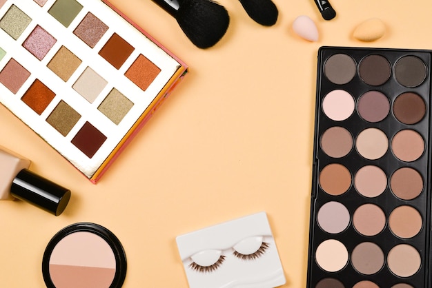 Produtos de maquiagem profissionais da moda com produtos de beleza cosméticos base batom sombras para os olhos cílios escovas e ferramentas