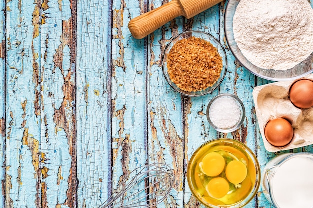 Produtos de panificação - farinha, ovos, leite. Vista superior, copie o espaço.