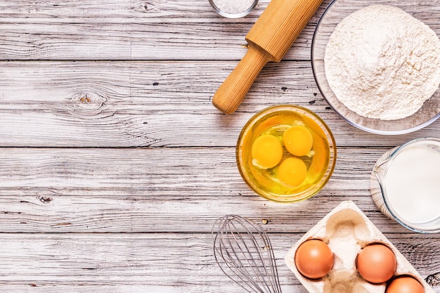 Produtos de panificação - farinha, ovos, leite. Vista superior, copie o espaço.