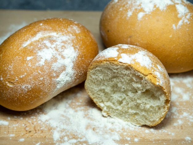 Produtos de panificação Mesa na padaria Pão branco em uma tábua Produtos de farinha de trigo da mais alta qualidade Massa de pastelaria arejada