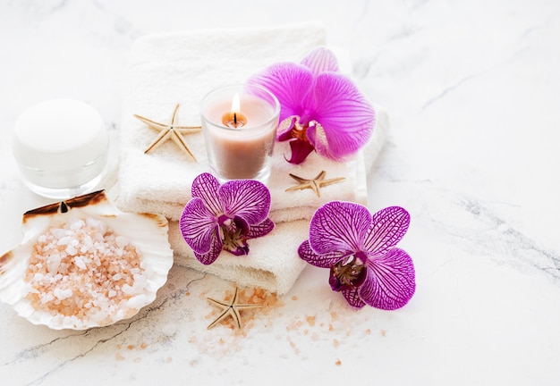 Foto produtos de spa com orquídeas