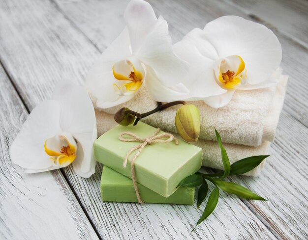 Produtos de spa e orquídeas brancas