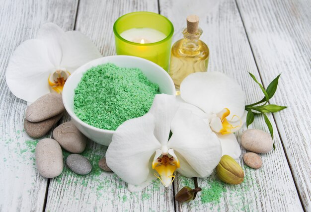 Produtos de spa e orquídeas brancas