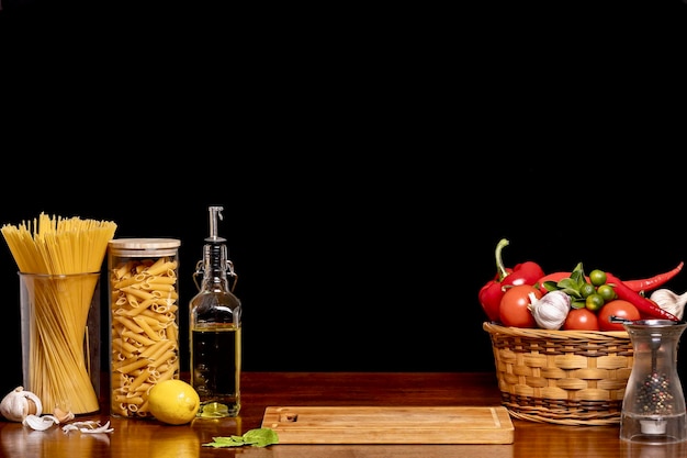 Foto produtos e ingredientes em cima da mesa para preparar o molho de tomate