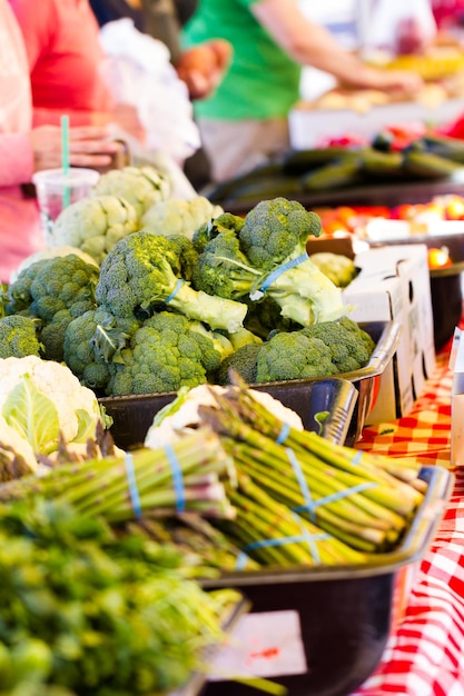 Produtos frescos à venda no mercado de fazendeiros locais.