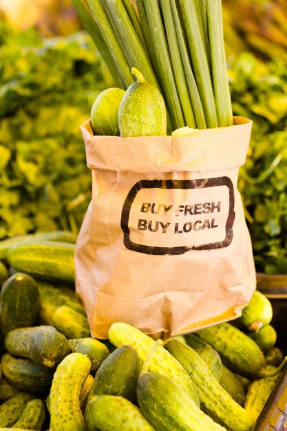 Produtos frescos à venda no mercado de fazendeiros locais.