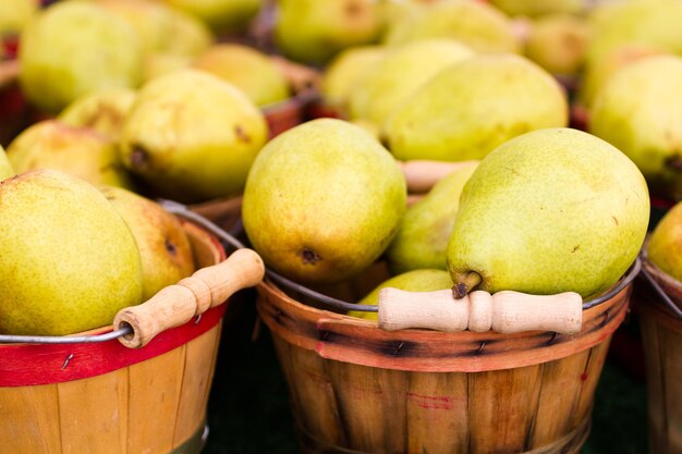 Produtos frescos à venda no mercado de fazendeiros locais.