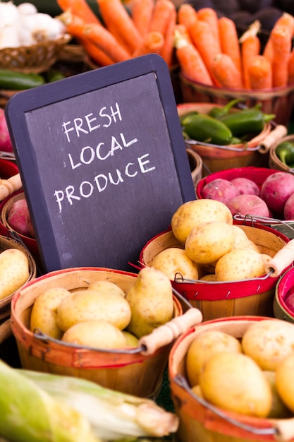 Produtos frescos à venda no mercado de fazendeiros locais.