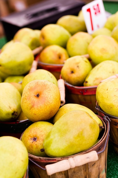 Produtos frescos à venda no mercado de fazendeiros locais.