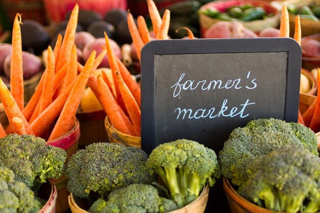 Produtos frescos à venda no mercado de fazendeiros locais.