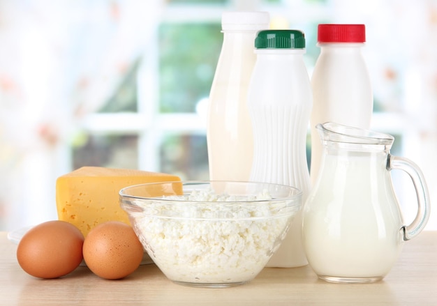 Produtos lácteos e ovos na mesa da cozinha