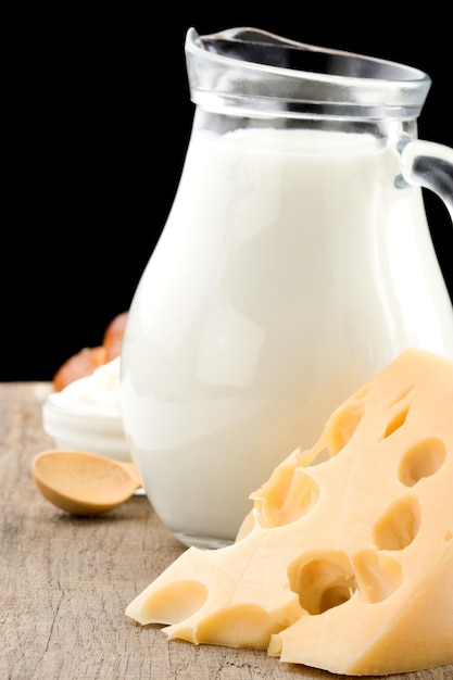 Produtos lácteos e queijo isolados na parede preta