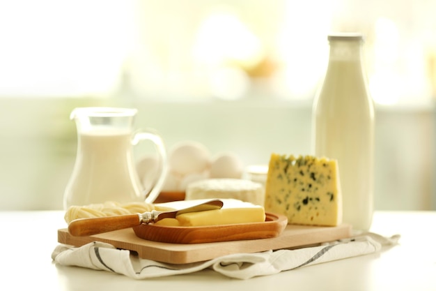 Produtos lácteos na mesa da cozinha