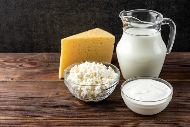 Produtos lácteos na mesa de madeira