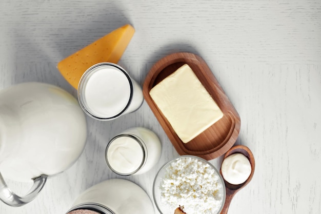 Foto produtos lácteos na mesa de madeira