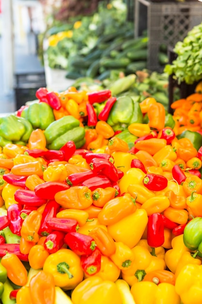 Produtos locais no mercado dos fazendeiros de verão na cidade.