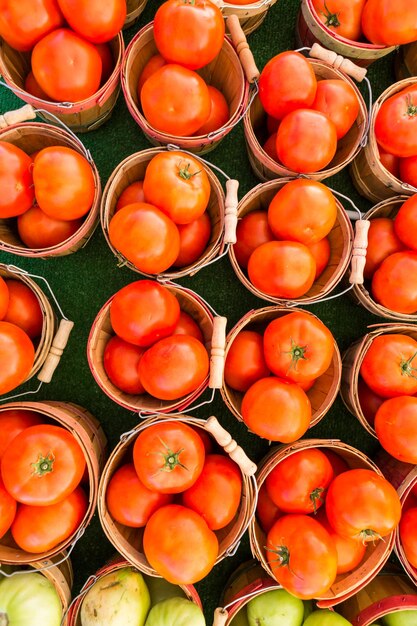 Produtos locais no mercado dos fazendeiros de verão na cidade.