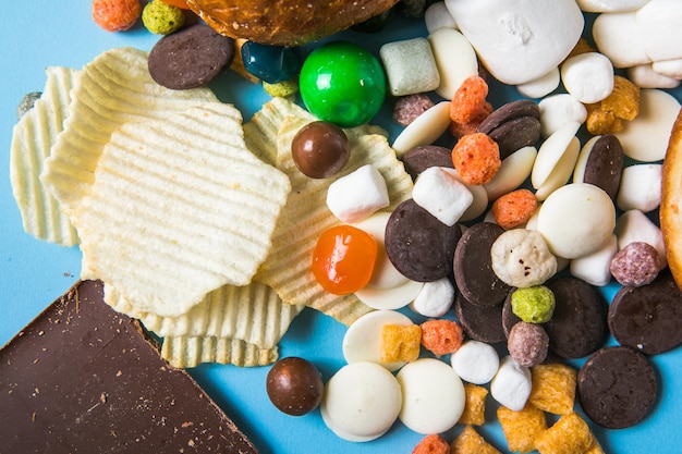 Produtos não saudáveis, comida ruim para a figura, pele, coração e dentes Variedade de alimentos de carboidratos rápidos com doces