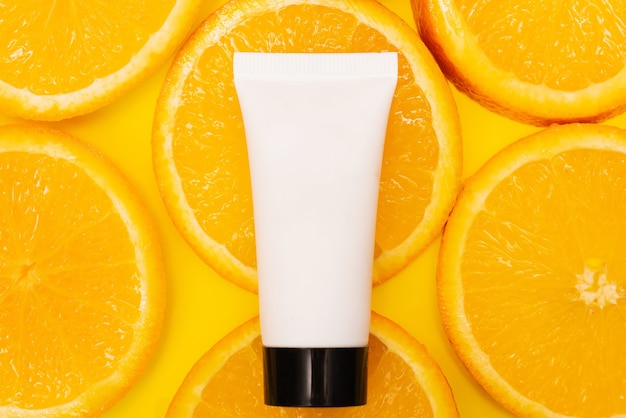 Produtos naturais de vitamina c para a pele com uma suculenta fatia de laranja com laranja