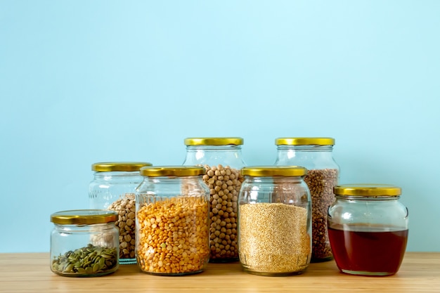 Produtos orgânicos a granel em loja de resíduos zero. Armazenamento de alimentos na cozinha em estilo de vida com baixo desperdício