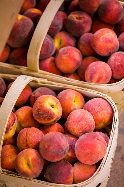 Produtos orgânicos frescos à venda no mercado de fazendeiros locais.