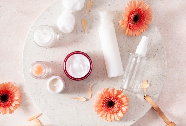 Produtos para a pele e margarida flores. cosméticos naturais para tratamento de spa em casa