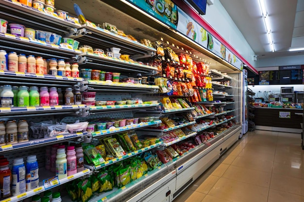Produtos para bebidas no supermercado Variedade de bebidas nas prateleiras das lojas de conveniência