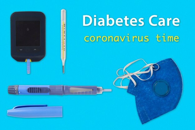 Foto produtos para cuidados com diabetes e termômetros e máscaras para se proteger da covid-19