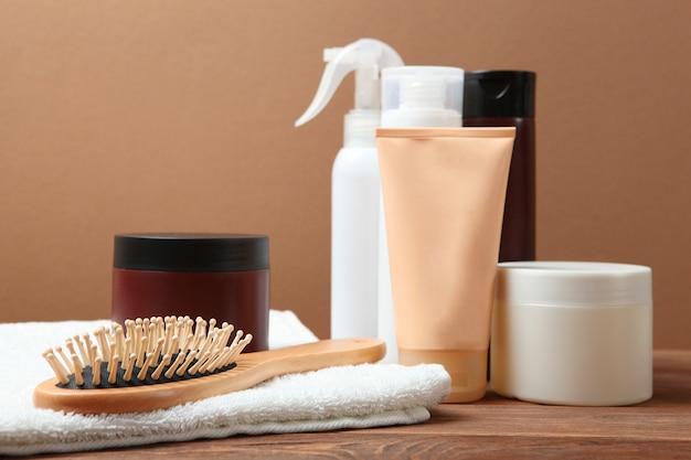 Foto produtos para o cabelo e um pente na mesa