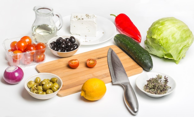 Foto produtos para salada grega em um fundo branco.