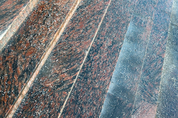 Produtos químicos de descongelamento em escadas no inverno grãos de sal em degraus de pedra gelada na estação fria