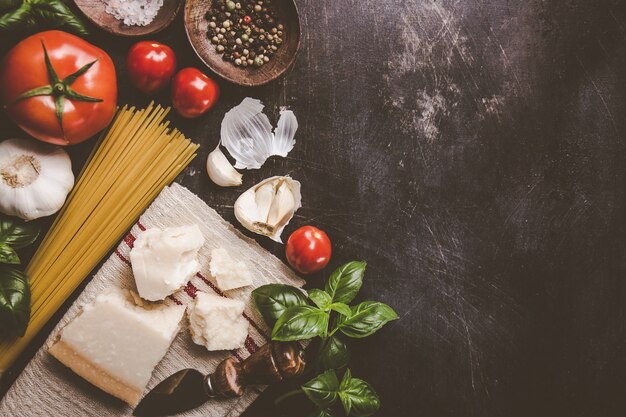 Produtos saborosos para macarrão na mesa