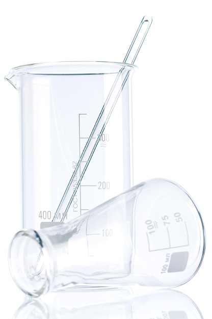 Produtos vidreiros de laboratório para líquidos em fundo branco