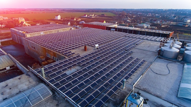 Produzindo energia solar de eletricidade verde Células do painel solar no telhado industrial