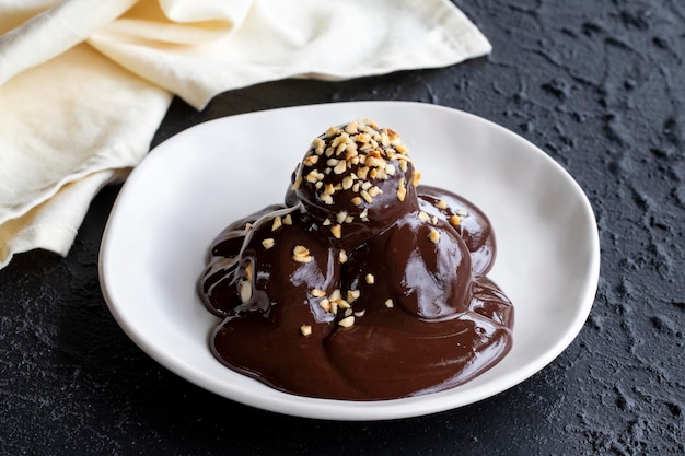 Proferoles de chocolate sobre un fondo oscuro