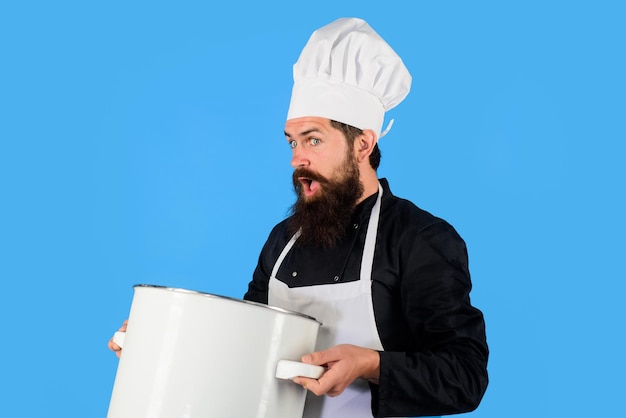 Profesión alimentaria y concepto de personas cocinar olla cacerola cazuela chef masculino tiene cocinero de olla grande