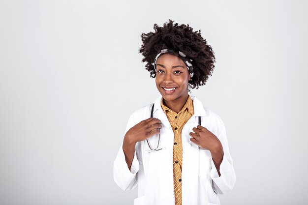 profesión de medicina y cuidado de la salud concepto sonriente afroamericana mujer médico o científico en abrigo blanco sobre fondo gris