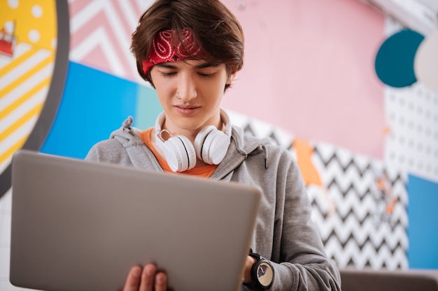 Profesión de TI. El especialista junior en control de calidad que trabaja con su computadora portátil