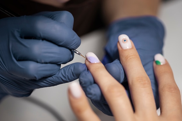 Foto profesional del arte de las uñas trabajando en las uñas de los clientes